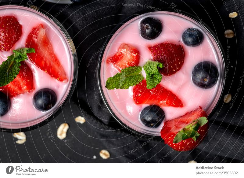 hausgemachter Joghurt mit Erdbeeren, Heidelbeeren und Müsli mit Frühstück Lebensmittel Dessert Gesundheit Blaubeeren Früchte Beeren gesunde Ernährung