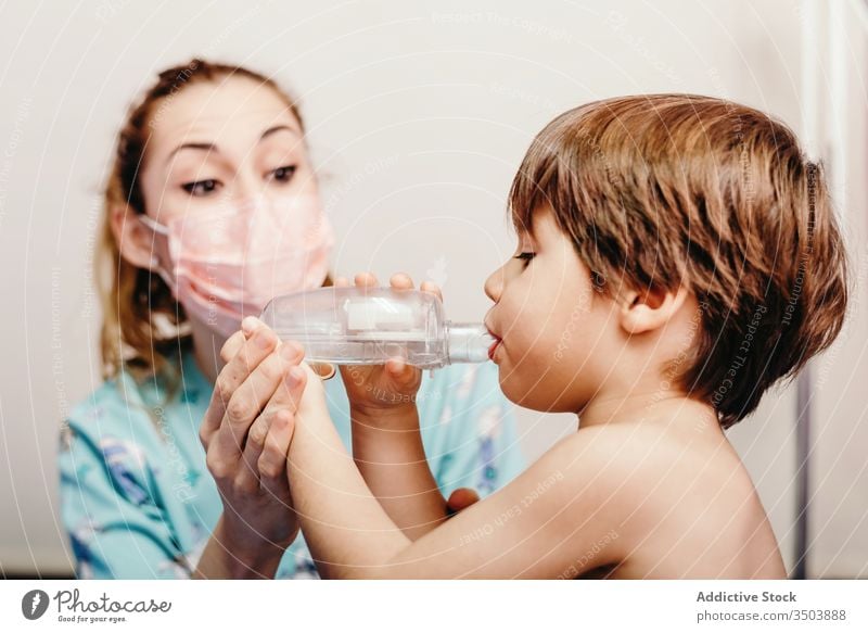 Kleines Kind benutzt Inhalator in der Klinik während der Untersuchung inhalieren Atmung krank Leckerbissen Atemwegserkrankungen Medizin medizinisch Arzt