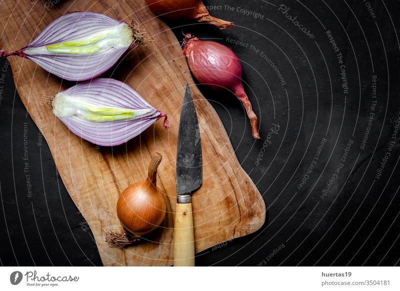 Frische rote und weiße Zwiebeln auf dunklem Hintergrund Lebensmittel Gemüse Bestandteil natürlich gesunde Ernährung frisch Vegetarier Veganer organisch