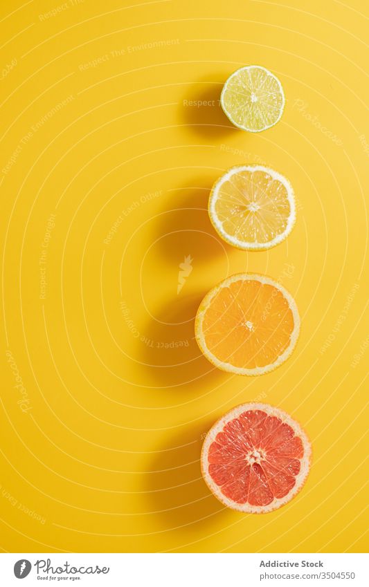 Zusammensetzung von geschnittenen Zitrusfrüchten auf dem Holztisch Hälfte Vitamin C Linie Konzept reif sortiert schwarz farbenfroh Frucht frisch Gesundheit