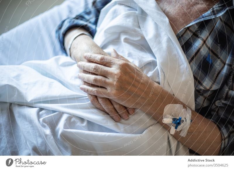 Älterer Mann mit Katheter in der Hand schläft im Bett geduldig intravenös Krankenhaus Klinik Medizin älter Krankheit Therapie Leckerbissen Diagnostik Kur Gerät