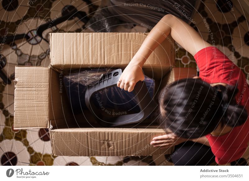Anonyme Frau öffnet Kiste mit zerlegtem Stuhl auspacken Kasten Versand offen demontiert Scheitel heimwärts Raum Schachtel Kollo Stock vorbereiten untersuchen