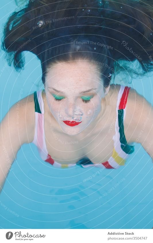 Nahaufnahme eines brünetten Mädchens mit Haaren, das mit geschlossenen Augen in den Pool getaucht ist Wasser blau Freizeit Teenager jung Treppe Frau Person