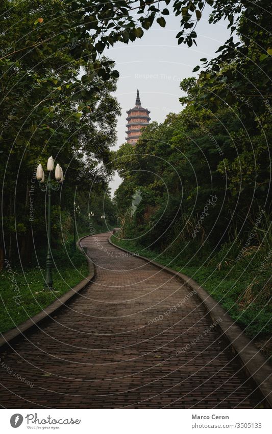 Bai Dinh Tower Pagode am Ende der kurvenreichen Straße zwischen den Bäumen. . Die größte Tempelanlage Vietnams. Trang An, Nim Binh. Bahn Turm Religion Tourist