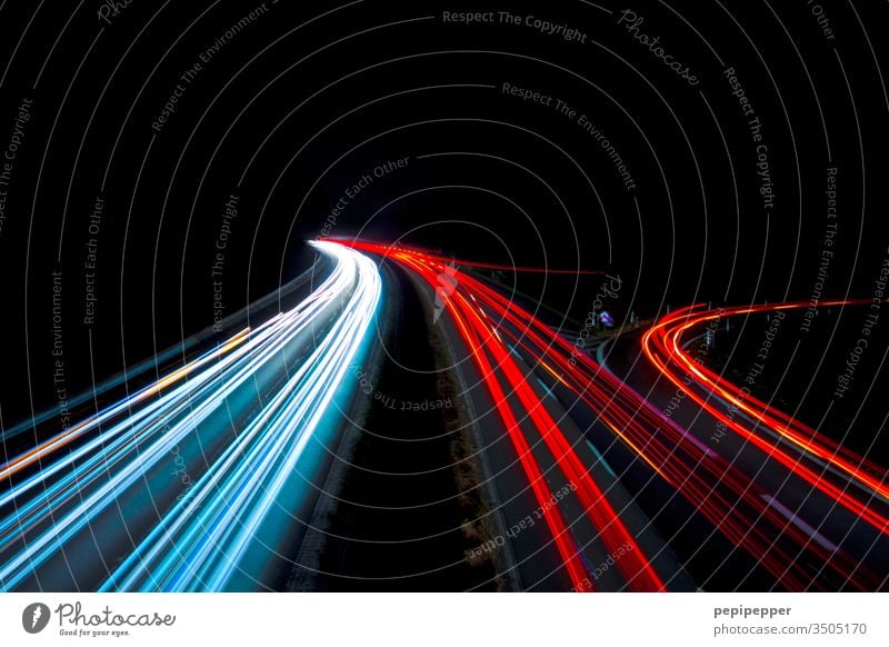 Langzeitbelichtung von einer Brücken aus auf die Autobahn fotografiert Nacht Verkehr Licht PKW Verkehrswege Straßenverkehr Geschwindigkeit Außenaufnahme