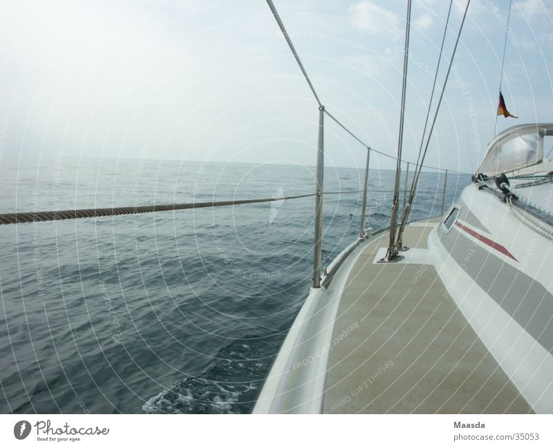 Teile von Adria und 11 Meter-Segler weiß Meer Segeln Segelboot Wasserfahrzeug Reling Schifffahrt blau Himmel