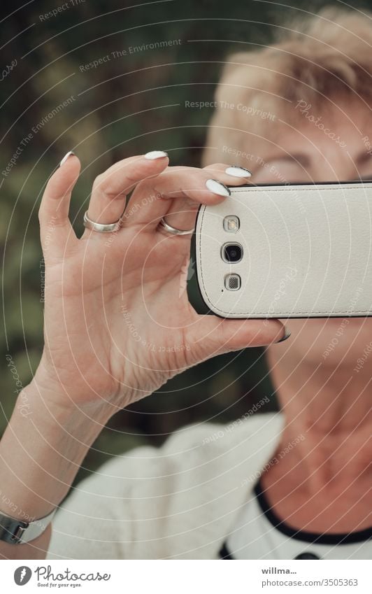 Fotografieren mit Smartphone Handy Frau fotografieren Selfie Mensch Erwachsene PDA manikürt Telekommunikation Internet kommunizieren Stil elegant Navigation