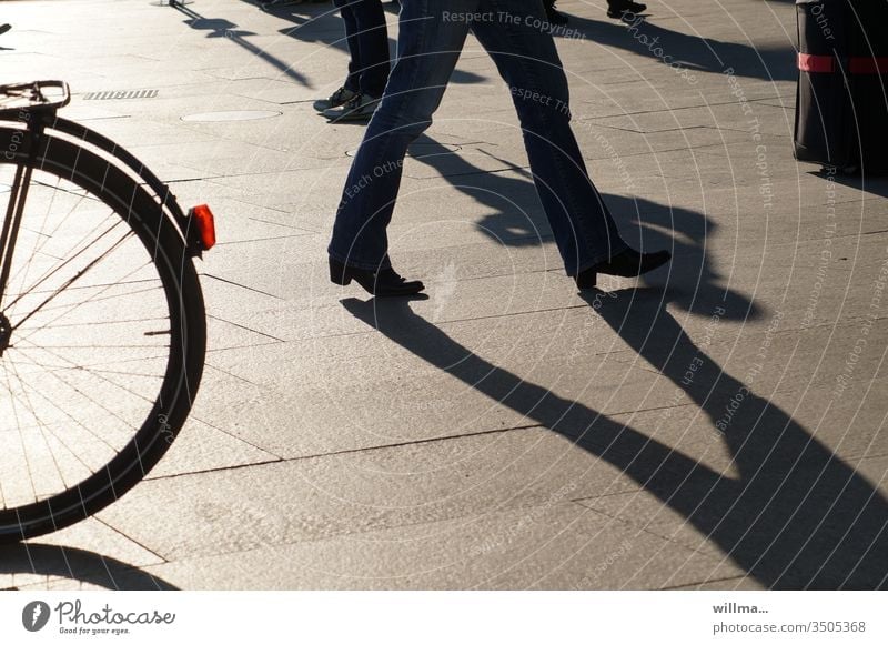 Stadtleben Schatten Beine Fahrrad Koffer Mensch gehen urban öffentlicher Platz laufen Geschäftigkeit Personen
