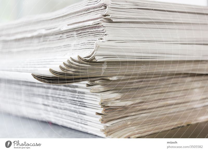 Zeitungsstapel Neuigkeit Stapel weiß grau Schrift Papier Rand Druck Berichte Öffentlichkeit Journal aktuell täglich lokal Postille Presse Pressewesen Bätterwald