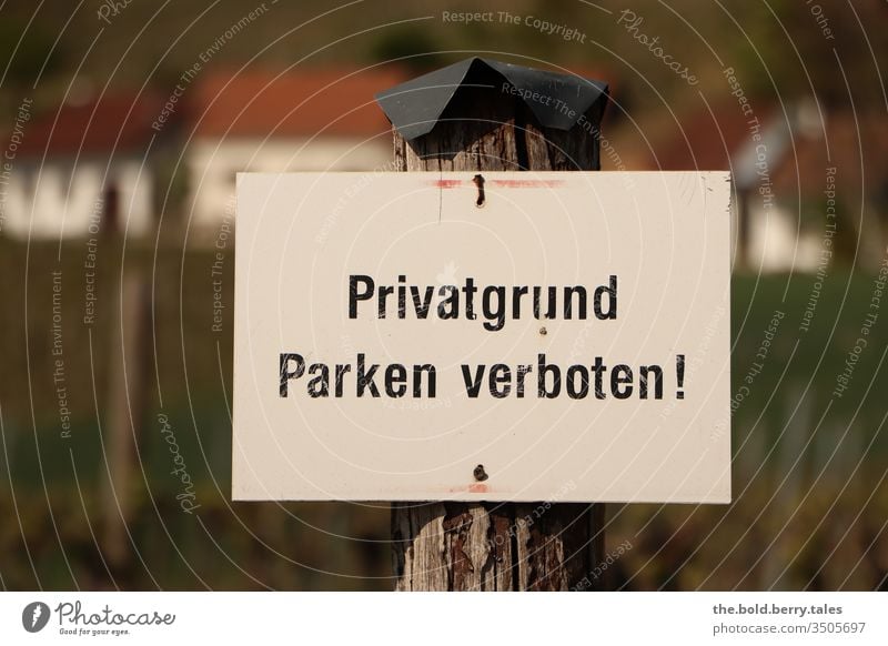 Schild Privatgrund Parken verboten! Verbotsschild Hinweisschild Schilder & Markierungen Verbote Warnschild Farbfoto Außenaufnahme Menschenleer Tag