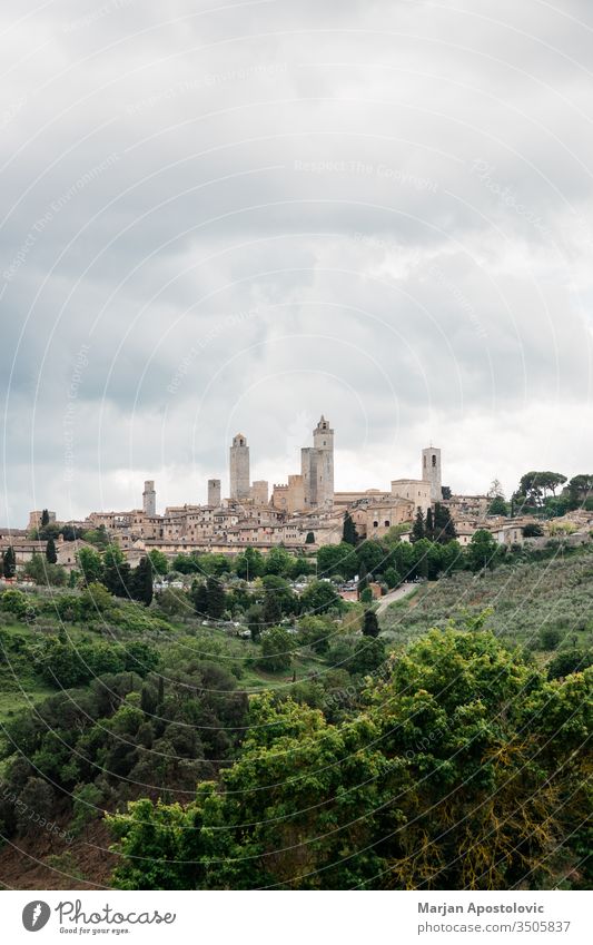 Stürmisches Wetter über den hohen Türmen von San Gimignano, Toskana, Italien antik Architektur Anziehungskraft Gebäude Burg oder Schloss Kathedrale Kirche