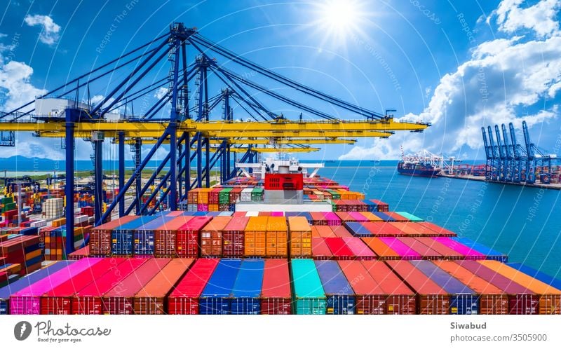 Entladung von Containerschiffen im Tiefseehafen, Globale Geschäftslogistik Import-Export-Frachtschifffahrt Überseetransport weltweit per Containerschiff auf offener See, Containerschiff-Beladung von Frachtschiffen.