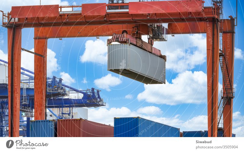Hafenfrachtkräne zur Verschiffung von Hafenausrüstung, Industriehafenkran, Logistikgeschäft riesige Kräne und Container, Frachtschiff mit Industriekran, Containerschiff im Import-Exportgeschäft.