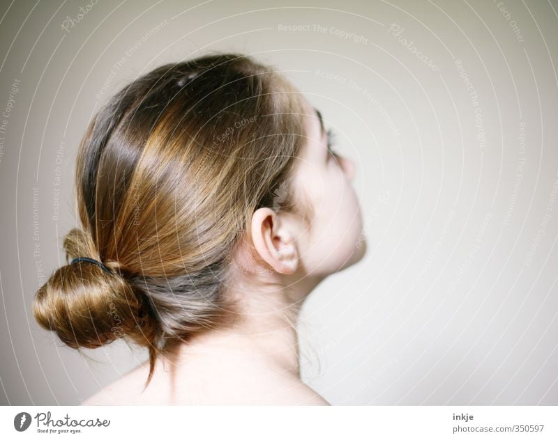Hinterkopf junge Frau mit Dutt Stil schön Haare & Frisuren Haut Mädchen Kindheit Jugendliche Kopf 1 Mensch 13-18 Jahre brünett rothaarig langhaarig Zopf