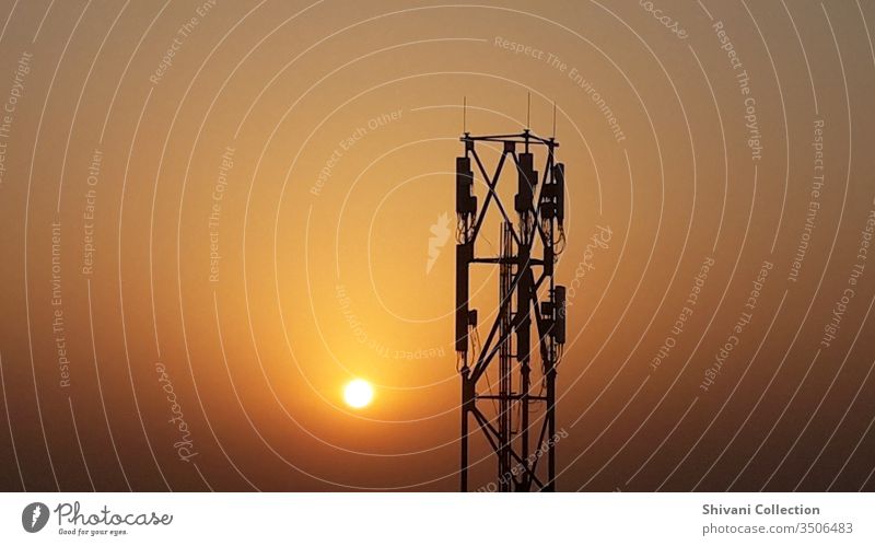 Fernmeldeturm in Indien zu den schönen Morgenstunden. Antenne Hintergrund Landschaft blau Ausstrahlung Rundfunksendung Business Wolken Mitteilung digital Gerät