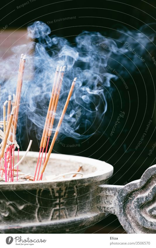 Rauchende brennende Räucherstäbchen in einer Schale vor einem Tempel Qualm räuchern ausräuchern Buddhismus Hinduismus heilig Asien Religion & Glaube