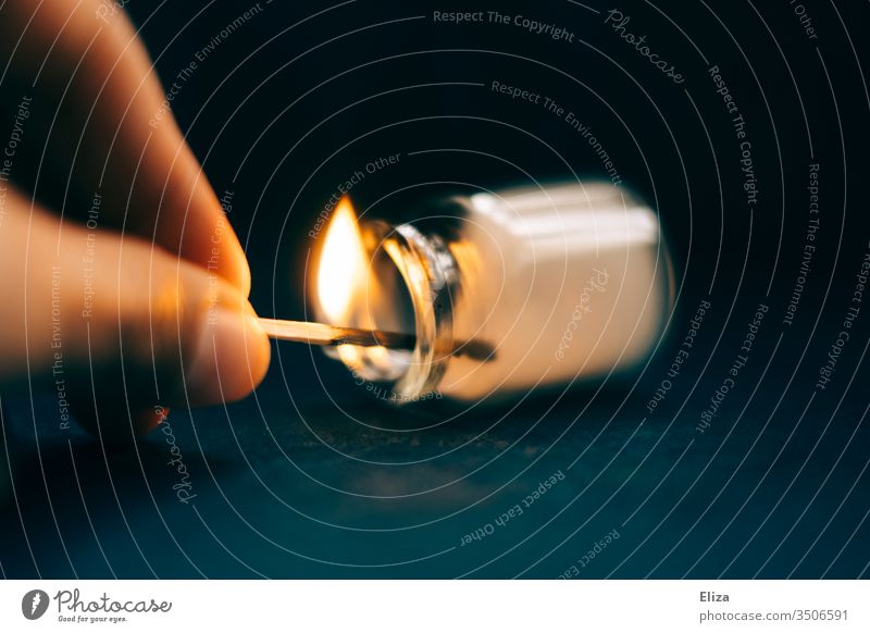 Mit einem brennenden Streichholz Rauch in einer Phiole erzeugen Qualm Finger Flamme Feuer zündeln experiment spielen gefährlich glasfläschchen
