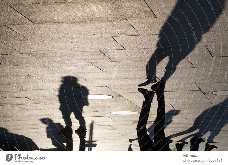 Wenn Schatten sich mit Freunden treffen Menschen Fußgänger Menschengruppe warten Platz öffentliche Plätze urban Stadtleben Treffen Freunde treffen Beine