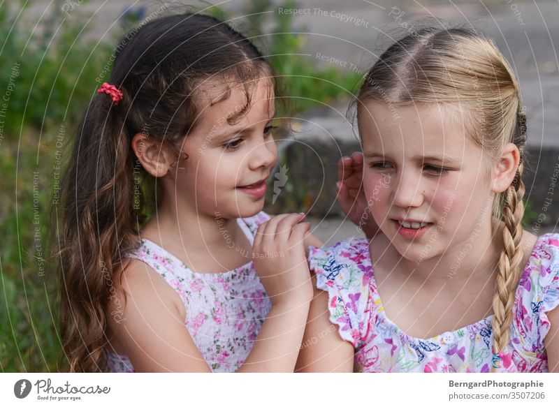 Two sisters play games Schwestern freunde Geheimnis kinder sommer hair