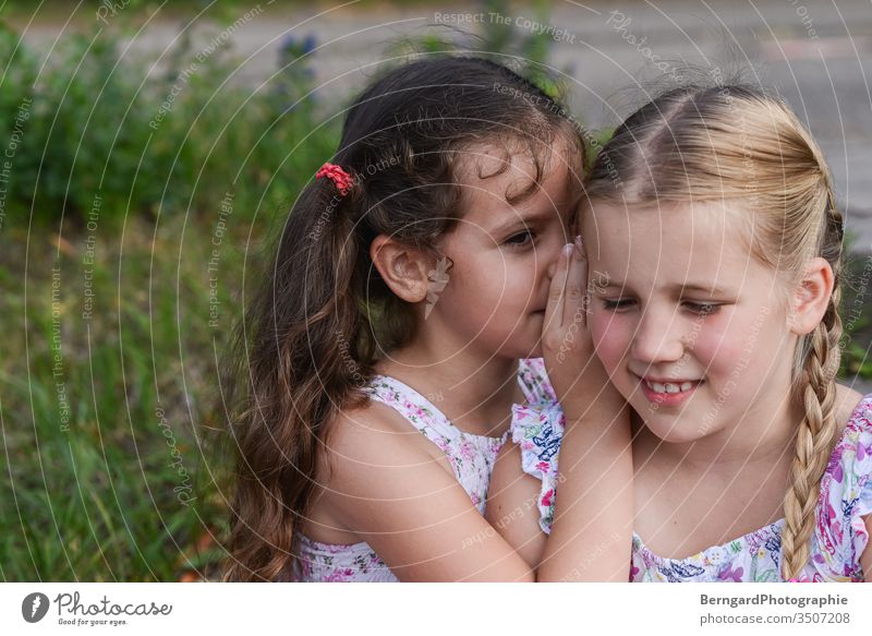 Two sisters play games kinder geheinmis geheimnisvoll freunde Schwester sommer gilrs best friend