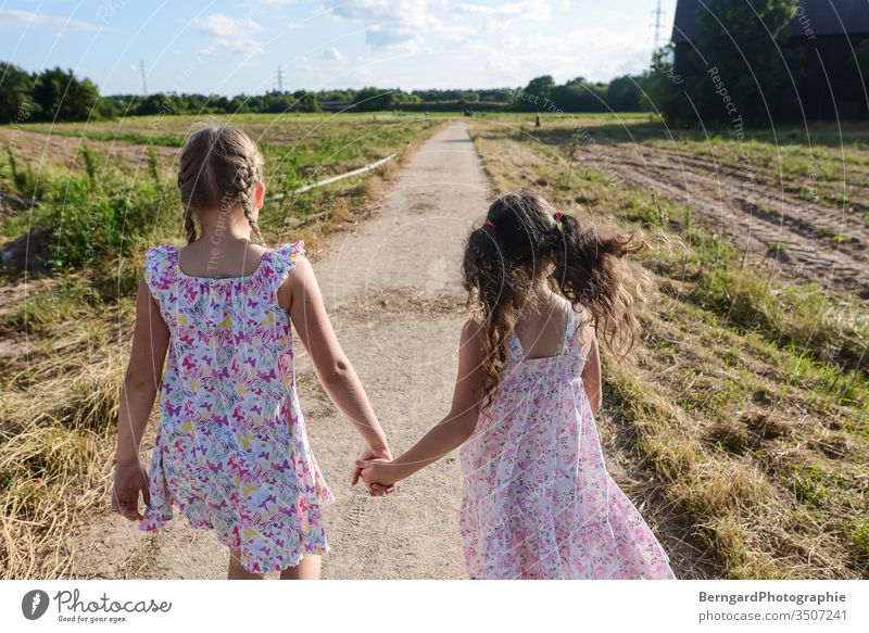 Two sisters play games Wege & Pfade dorf feld girls sommer sonne spazi kleid happy