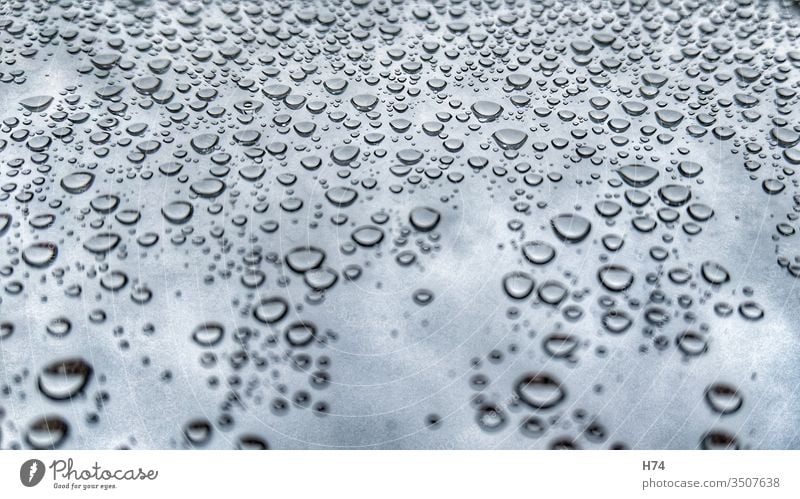 Regentropfen an Fenster grau melancholisch traurig wasser Tropfen Wetter Natur Schlechtwetter nass Wassertropfen Tag Traurigkeit Hintergrund schlechtes Wetter