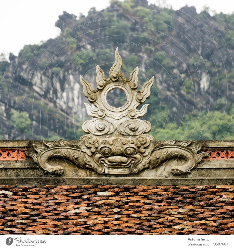 Dachverzierung eines Tempels bei Ninh Binh, Vietnam Verzierung Schmuck Asien Gesicht Drache Feuer Berg Natur Landschaft Ziegel rot Himmel Horizont Außenaufnahme