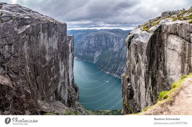 Der wundervolle Kjerag am Lysebotn in Norwegen Tag klippe kjerag urlaub Erholung schwarz Europa Skandinavien Norwegenurlaub Fjord Luft Wasser Himmel Wolken