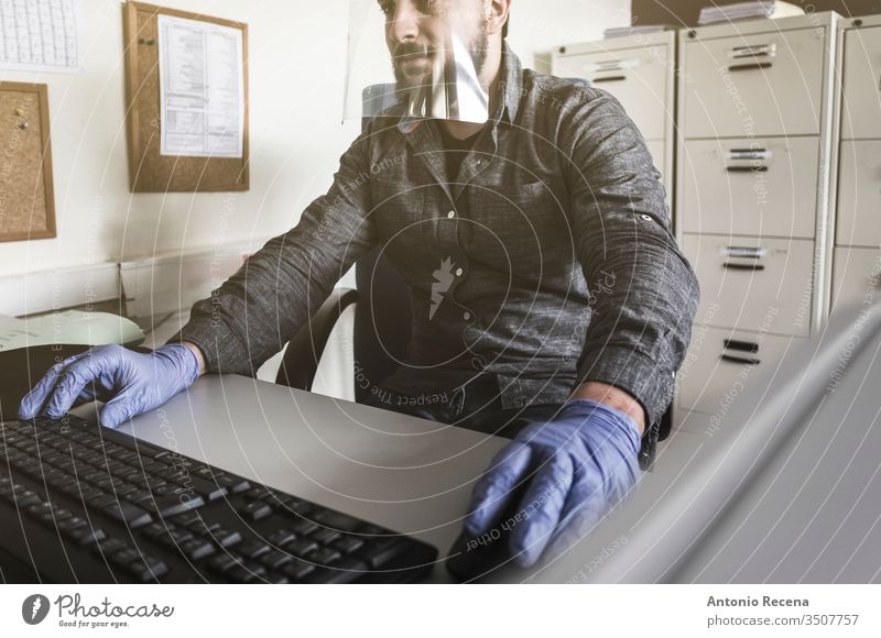 Büroangestellte mit Plastikschutzschirm bei der Arbeit am Computer Mann Coronavirus Mundschutz Allergie Arbeiter Aktenordner wirklich Menschen attraktiv Maus