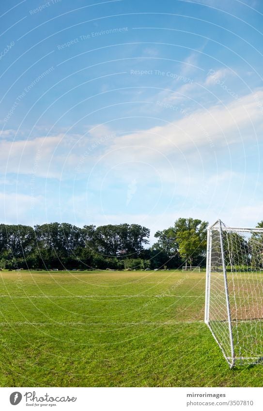 amerikanischer Fußball, europäischer Fußball, Feld mit Netz und grünem Gras Fußballfeld Wettkampfsport Rasen texturiert Muster Textur Sport Mitglied Linie Farbe