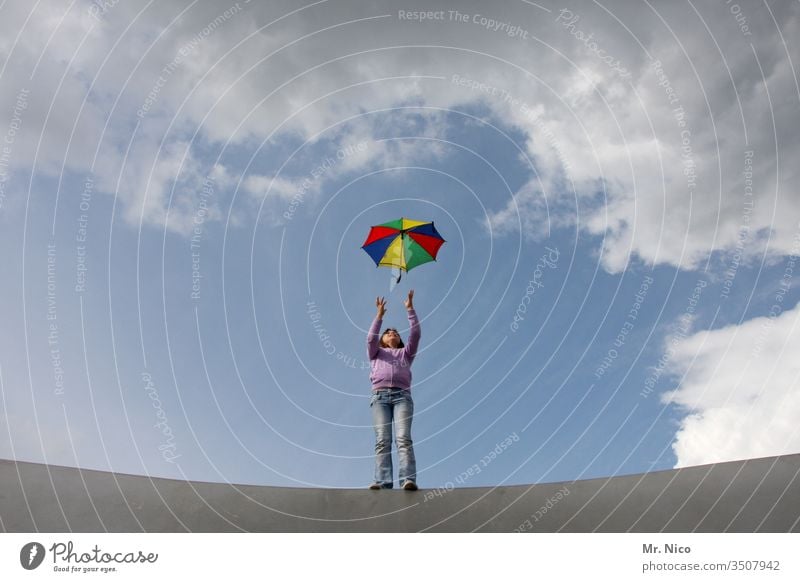 Regenbogenschirm Regenschirm werfen fangen bunt regenbogenfarben Himmel Wolken Spielen Freizeit & Hobby Bewegung Freiheit selbstbewußt Coolness Sturm Wind