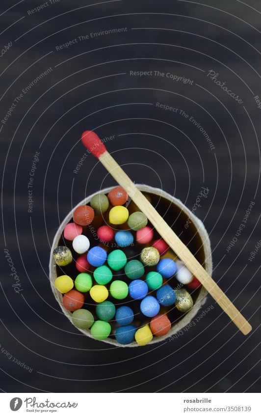 Streichhölzer mit verschieden farbigen Köpfen schauen aus runder  Streichholzschachtelbox | Farbkombination anzünden Feuer Sammlung Freifläche bunt