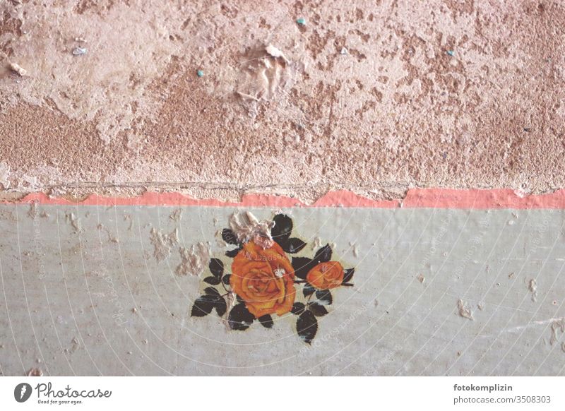 Vintage Wandmalerei mit Rose Wandmalereien wandmalerei Rosenblüte Malerei Wanddekoration Renovieren tapetenreste Tapetenwechsel Tapetenmuster mauerwerk