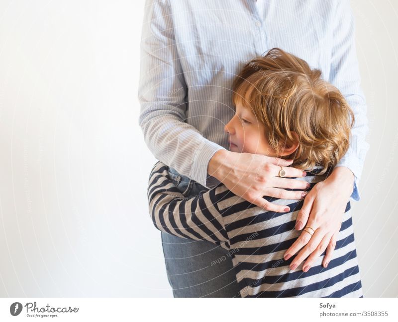 Junge Mutter und Kind umarmen sich. Tag der Mütter Mama Eltern Muttertag Frau gesichtslos Lifestyle umarmend Liebe Sohn Zusammensein Familie Emotion Gefühle