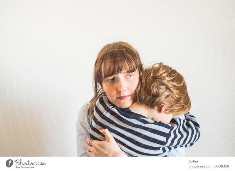 Junge Mutter und Kind umarmen sich. Tag der Mütter Mama Eltern Muttertag schützend wütend abstützen Komfort aufheitern frustriert Ärger verärgert Frau Lifestyle