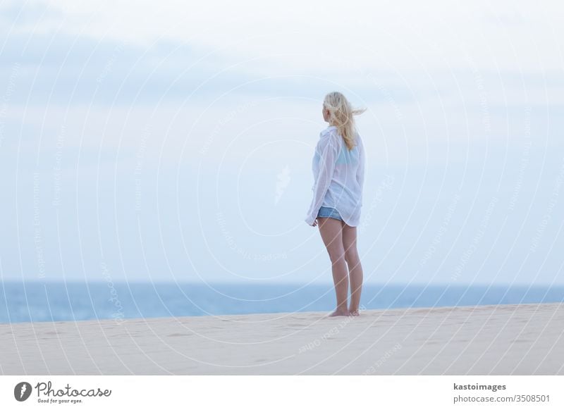 Frau am Sandstrand in weißem Hemd in der Abenddämmerung. Sommer Strand sinnlich Gesundheit Mädchen sexy MEER Meer Körper Schönheit Dame Feiertag Wasser reisen