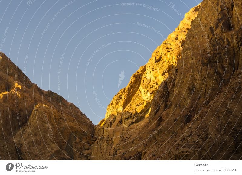 Hohe Berge gegen den blauen Himmel in Ägypten Dahab Süd-Sinai Hintergrund Blauer Himmel hell Farbe Kontrast Tag exotisch Höhe hoch Hochgebirge hohe Felsen