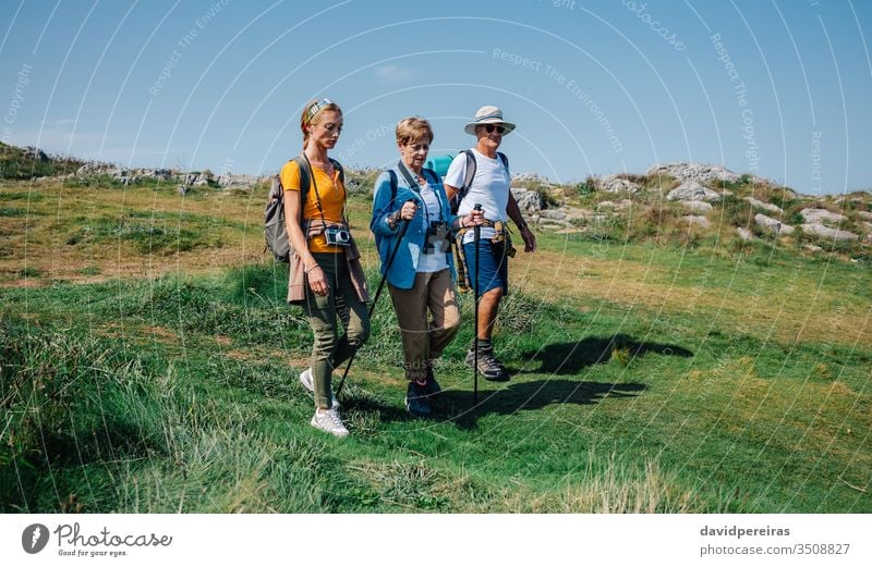 Familie übt sich im gemeinsamen Trekking im Freien wandern Berge u. Gebirge Feld laufen Natur Senior Reise Tourismus Wanderung Menschen Wanderer Rucksack Frauen