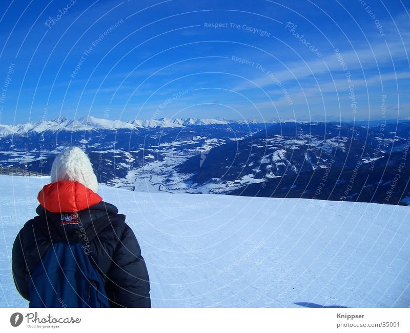 Person vor Bergpanorama Panorama (Aussicht) rot Berge u. Gebirge Landschaft Schnee Himmel blau groß