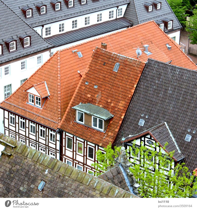 Hameln aus der Vogelperspektive Dächer mit unterschiedlichen Ziegelfarben und Dachausbauten Dachneigung Dachziegel Dachschindeln rot anthrazit Fachwerkhaus