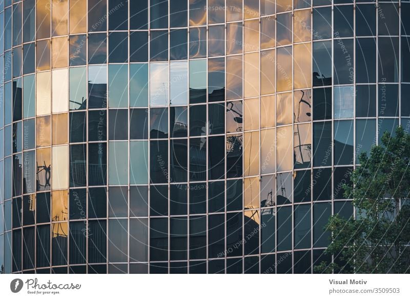 Das Nachmittagslicht spiegelt sich auf der gebogenen Glasfassade eines Bürogebäudes abstrakt abstrakter Hintergrund abstrakte Fotografie architektonisch