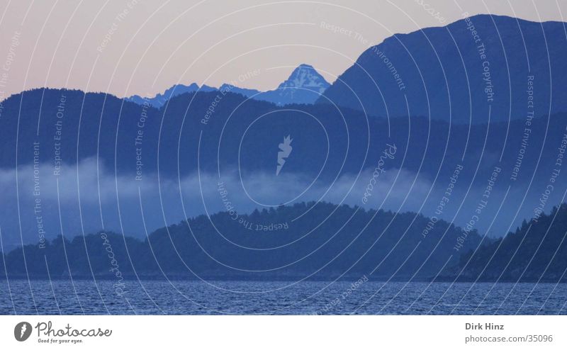 Morgendämmerung in Norwegen Ferien & Urlaub & Reisen Ferne Berge u. Gebirge Umwelt Natur Landschaft Urelemente Wasser Wolken Klima Wetter Gipfel Küste Fjord