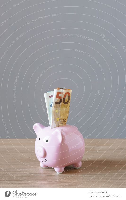 Spardose oder Sparschwein gefüllt mit Euro-Scheinen Geld sparen Banknoten Schweinchen Bargeld Finanzen Business Vermögen rosa Wirtschaft Währung Konzept niemand
