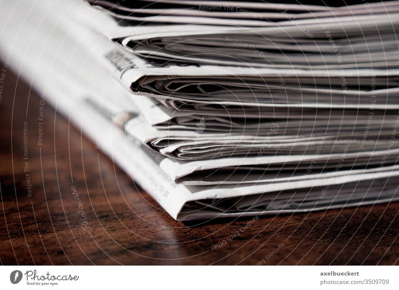 Stapel Zeitungen Nachrichten Tisch Presse Medien Schreibtisch Haufen Information Journalismus Business aktuell Ereignisse Recycling wiederverwerten lesen
