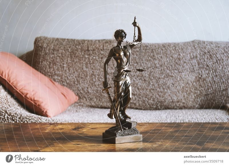Justitia Statue auf Couchtisch im Wohnzimmer - Mietrecht Recht Gesetz Gerechtigkeit wohnen Wohnung Justiz Rechtsprechung Gesetzgebung Vermieter Mieter Tisch