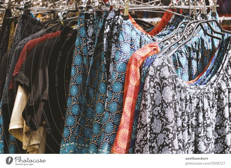 Kleiderständer mit Damenmode im Boho-Hippie-Stil Frauen Mode Kleidung Ablage Bekleidung erhängen Markt Verkaufswagen geblümt Paisley Muster womenswear
