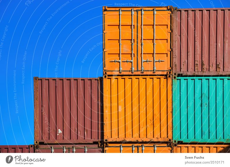 Mehrere Schiffs-Container vor einem blauen Hintergrund Schiffscontainer Fracht Verkehr Transport Güter Ladung Geschäft Industrie Hafen Export Dock Schifffahrt