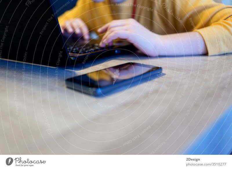 Draufsicht eines Teenagers mit einem Laptop am heimischen Tisch Ansicht Computer Schule Top legen Schüler Schreibtisch flach Business Cyberspace hoch oben