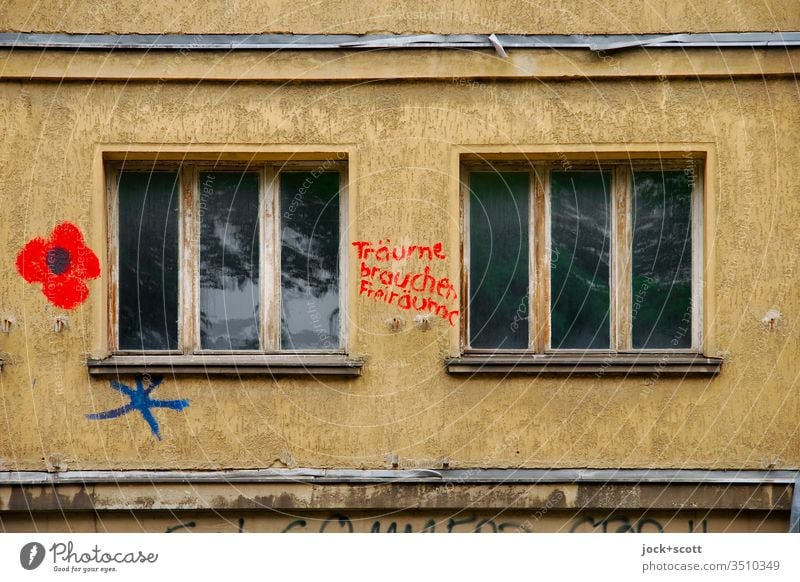 Nur Fassade, Träume brauchen Freiräume Fenster Wort Vergänglichkeit Kreativität Subkultur Zahn der Zeit Straßenkunst Tatkraft Optimismus Protest Schriftzeichen
