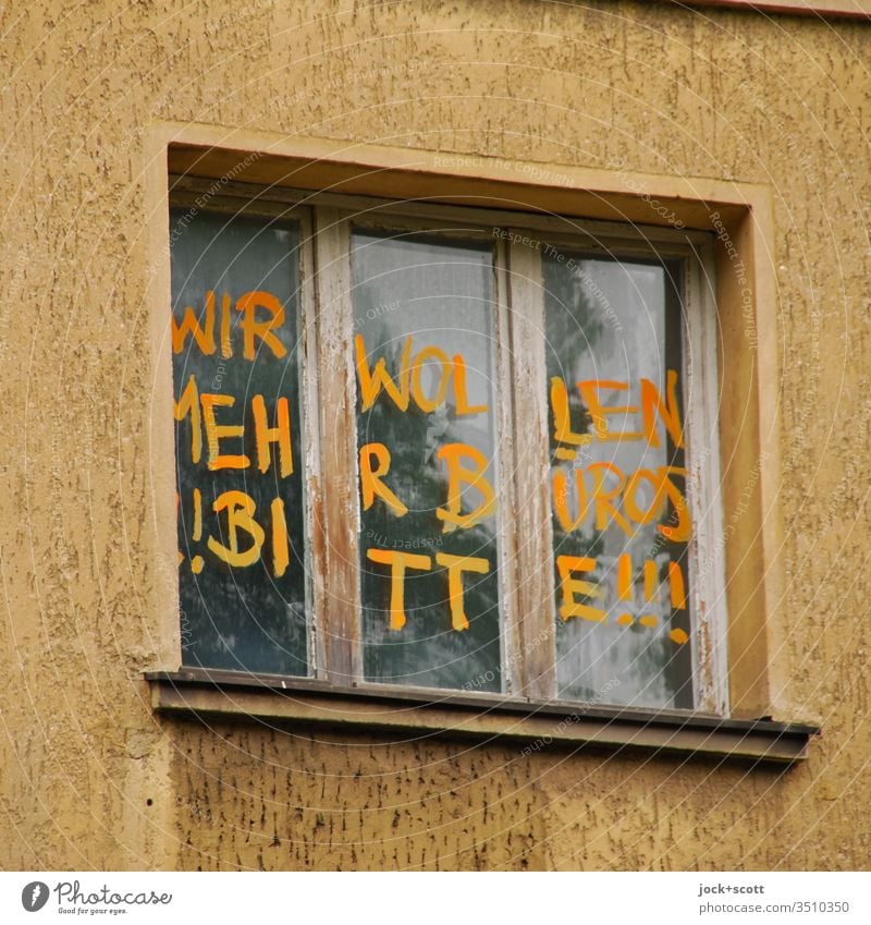 Wir wollen mehr Büros!! Bitte!!! Fassade Fenster oben Vergänglichkeit Kreativität Subkultur Zahn der Zeit Straßenkunst Tatkraft Optimismus Protest